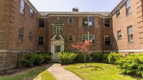 A three story brick apartment building
